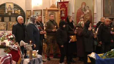 З пекла не всі повертаються: у Чернігові попрощалися з майором Зуєвим З пекла не всі повертаються: у Чернігові попрощалися з майором Зуєвим