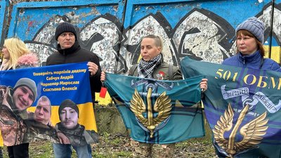 "Не мовчи! Полон вбиває!" У Миколаєві люди вийшли на акцію, аби привернути увагу до проблем військовополонених "Не мовчи! Полон вбиває!" У Миколаєві люди вийшли на акцію, аби привернути увагу до проблем військовополонених