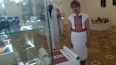 Волинський майстриня завершила вишивання візерунка на міжнародному рушнику єднання Волинський майстриня завершила вишивання візерунка на міжнародному рушнику єднання
