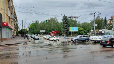 В Житомирі через аварію утворився затор на вулиці Київській В Житомирі через аварію утворився затор на вулиці Київській