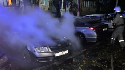 У Тернівці вогнеборці ліквідували займання в легковику
