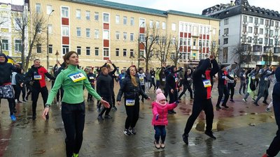 Перед забігом провели руханку для учасників, 23 грудня 2023. Фото: Суспільне Хмельницький Перед забігом провели руханку для учасників, 23 грудня 2023. Фото: Суспільне Хмельницький