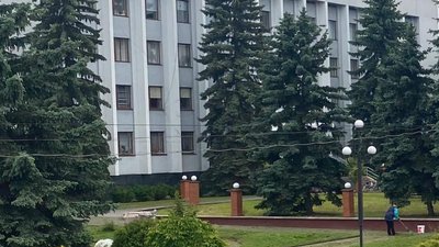 Вистрибнув з вікна адмінбудівлі: у Тячеві на Закарпатті працівник РДА вчинив самогубство