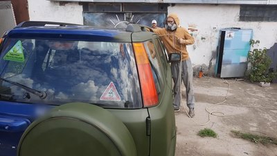 Художник Богдан Мельник перефарбовує автівки для військових у захисні кольори. Каже, це його маленький внесок у перемогу.