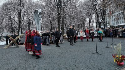 З лампадками, колосками та квітами: житомиряни прийшли вшанувати пам'ять жертв голодоморів З лампадками, колосками та квітами: житомиряни прийшли вшанувати пам'ять жертв голодоморів