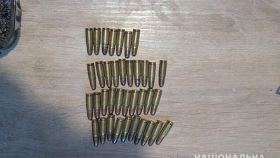 У жителя Кіровоградської області поліцейські вилучили зброю та наркотики У жителя Кіровоградської області поліцейські вилучили зброю та наркотики