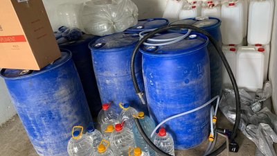 Біля Рівного знайшли 2 тонни спирту в підпільному цеху Біля Рівного знайшли 2 тонни спирту в підпільному цеху