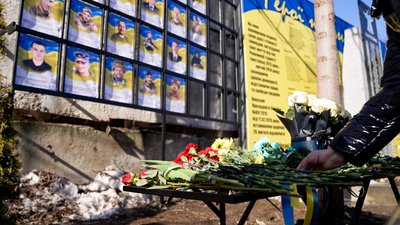 У Чернігові відкрили "Стіну пам’яті" — меморіал із фотографіями загиблих військових
