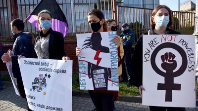 "Відчепіться від жінок". У Києві активістки підтримали польські протести проти заборони абортів "Відчепіться від жінок". У Києві активістки підтримали польські протести проти заборони абортів