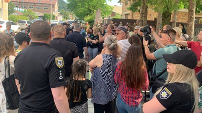 У Косові люди через загибель дівчинки протестують біля поліції У Косові люди через загибель дівчинки протестують біля поліції