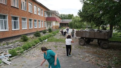 "Це нелюди, які здатні з дітьми отаке витворяти". Працівники інтернату у Білопіллі розповіли про обстріл закладу "Це нелюди, які здатні з дітьми отаке витворяти". Працівники інтернату у Білопіллі розповіли про обстріл закладу