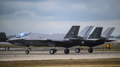 Два багатоцільові винищувачі F-35A