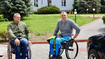 Чоловіки на території автошколи, травень 2025 року, Миколаївщина Чоловіки на території автошколи, травень 2025 року, Миколаївщина