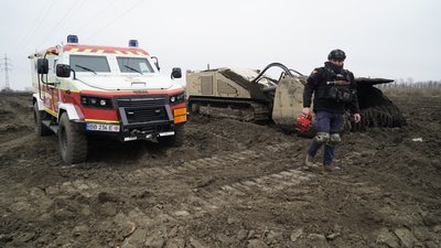 Сапери ДСНС розміновують Балаклійську громаду за допомогою машин на дистанційному керуванні, Харківська область, березень 2024 року. Сапери ДСНС розміновують Балаклійську громаду за допомогою машин на дистанційному керуванні, Харківська область, березень 2024 року.