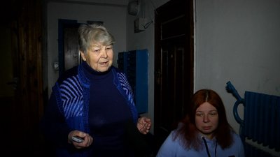 Житомирянка Олена Котікова скаржиться на те, що під'їзд її будинку не обладнаний пандусом Житомирянка Олена Котікова скаржиться на те, що під'їзд її будинку не обладнаний пандусом