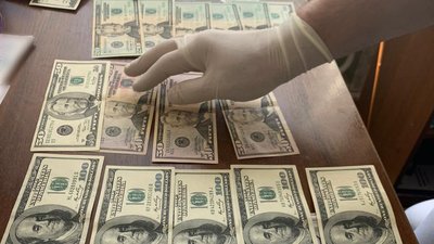 Лікаря-психіатра у Харкові спіймали на хабарі 1000 доларів Лікаря-психіатра у Харкові спіймали на хабарі 1000 доларів