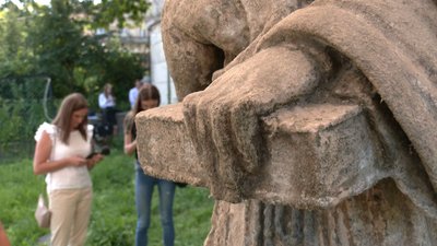 Фрагмент статуї монаха з дитиною Фрагмент статуї монаха з дитиною