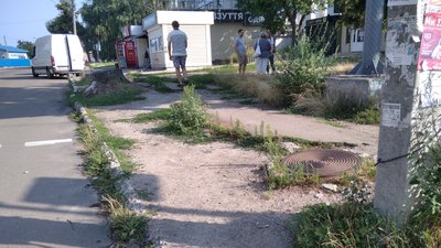 30 років без ремонту – в Житомирі жителі вулиці Небесної Сотні скаржаться на розбиті тротуари