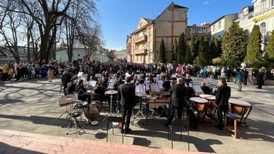 В Ужгороді академічний симфонічний оркестр провів благодійний концерт на підтримку військових В Ужгороді академічний симфонічний оркестр провів благодійний концерт на підтримку військових