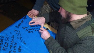 Пенсіонерці з Клинців, яка допомагає військовим, передали прапор України з підписами бійців