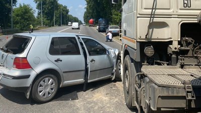 На Вінниччині сталася ДТП за участю трьох вантажівок та легковика
