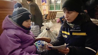 На Житомирщині зустріли 45 евакуаційний потяг із переселенцями з Донеччини На Житомирщині зустріли 45 евакуаційний потяг із переселенцями з Донеччини
