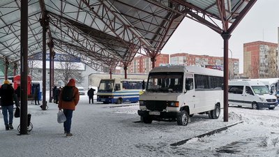 З Луцької автостанції не виїхало 60% автобусів. До яких міст не дістатися і що робити з квитками З Луцької автостанції не виїхало 60% автобусів. До яких міст не дістатися і що робити з квитками