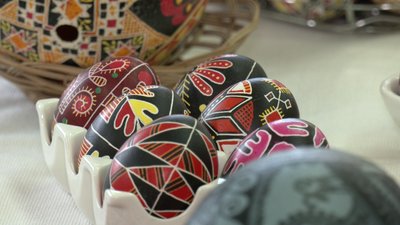 "Поки пишуть писанки, доти існує світ": лучанка створює великодні яйця за давніми зразками "Поки пишуть писанки, доти існує світ": лучанка створює великодні яйця за давніми зразками