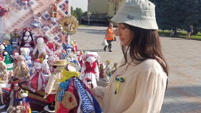 Майже 200 ляльок-мотанок сформували мапу Рівненщини: вироби продаватимуть, щоб підтримати ЗСУ Майже 200 ляльок-мотанок сформували мапу Рівненщини: вироби продаватимуть, щоб підтримати ЗСУ