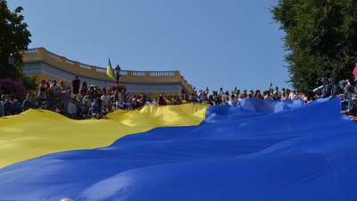 У центрі Одеси розгорнули 30-метровий прапор України. Фоторепортаж