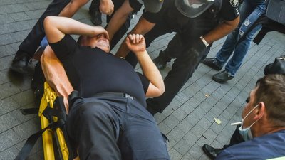 Сутички на "Одеса Прайд 2020": версії ЛГБТ-спільноти, противників та поліції Сутички на "Одеса Прайд 2020": версії ЛГБТ-спільноти, противників та поліції