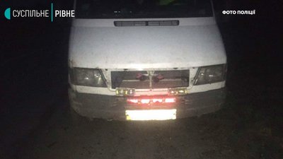 На Рівненщині патрульні зупинили авто з незаконною деревиною На Рівненщині патрульні зупинили авто з незаконною деревиною