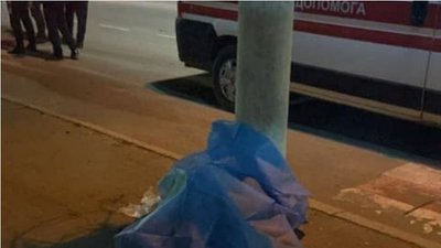 В місті на Волині помер чоловік, якого люди прив'язали до стовпа