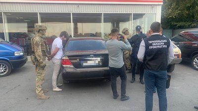 У Тернополі затримали керівника державної податкової інспекції на вимаганні 40 тисяч доларів У Тернополі затримали керівника державної податкової інспекції на вимаганні 40 тисяч доларів