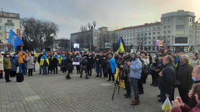 Згуртовані однією метою. Херсонці провели віче Згуртовані однією метою. Херсонці провели віче