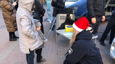 У Франківську поліцейські влаштували для дітей "Різдво з патрульними" У Франківську поліцейські влаштували для дітей "Різдво з патрульними"