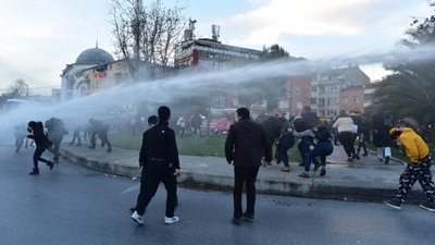 Розгін протесту за допомогою водомета Розгін протесту за допомогою водомета