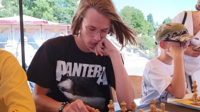 Платив той, хто програв шахову партію: у Тернополі організували турнір на підтримку ЗСУ Платив той, хто програв шахову партію: у Тернополі організували турнір на підтримку ЗСУ