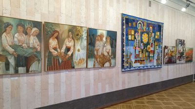 Гобелени, панно, різьблення та живопис: у Миколаєві відкрилась виставка "Об’єднані мистецтвом"
