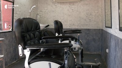 Такий вигляд бабрбершоп на колесах для військових має зсередини Такий вигляд бабрбершоп на колесах для військових має зсередини
