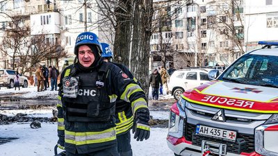 Працівники ДСНС під час рятувальної операції у Покровську Працівники ДСНС під час рятувальної операції у Покровську