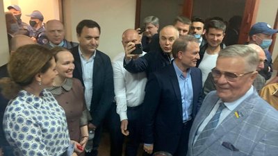Представники ОПЗЖ роблять селфі під час перерви суду щодо обрання запобіжного заходу Віктору Медведчуку Представники ОПЗЖ роблять селфі під час перерви суду щодо обрання запобіжного заходу Віктору Медведчуку