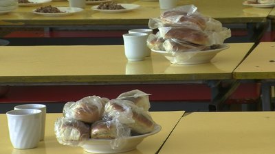 Булочки в пакеті та почергове харчування: як працюють шкільні їдальні у Луцьку