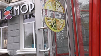 У Сумах чоловік розбив двері кафе і піцерії в центрі міста і вдарив бармена пляшкою по голові У Сумах чоловік розбив двері кафе і піцерії в центрі міста і вдарив бармена пляшкою по голові