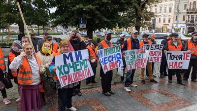 Штовханина під ратушею й десятки поліцейських. На сесію міськради в Чернівцях знову прийшли двірники Штовханина під ратушею й десятки поліцейських. На сесію міськради в Чернівцях знову прийшли двірники