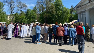 "Сумно, що такі молоді хлопці йдуть": у Полтаві попрощалися із бійцями, які загинули на війні "Сумно, що такі молоді хлопці йдуть": у Полтаві попрощалися із бійцями, які загинули на війні