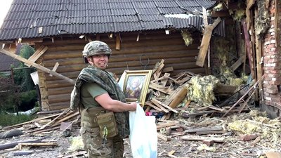 Російські військові обстріляли будинок, де жили тернопільські волонтери Російські військові обстріляли будинок, де жили тернопільські волонтери