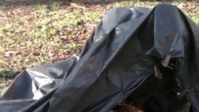 Жінка-безхатько більше місяця живе під целофаном у середмісті Херсона