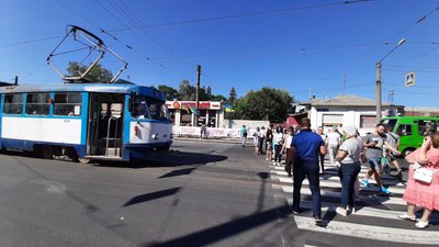 У Харкові протестують проти діяльності коксового заводу. Люди перекрили дорогу У Харкові протестують проти діяльності коксового заводу. Люди перекрили дорогу