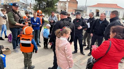 Поліція вивезла десятьох дітей з Куп'янська-Вузлового, який постійно обстрілює російська армія Поліція вивезла десятьох дітей з Куп'янська-Вузлового, який постійно обстрілює російська армія